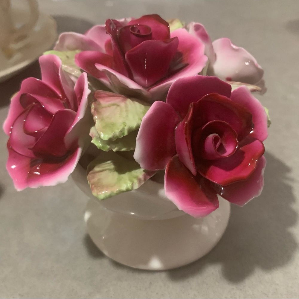 🌹Fine Bone China Roses Figurine, “Royale Stratford” in Staffordshire England🌹
